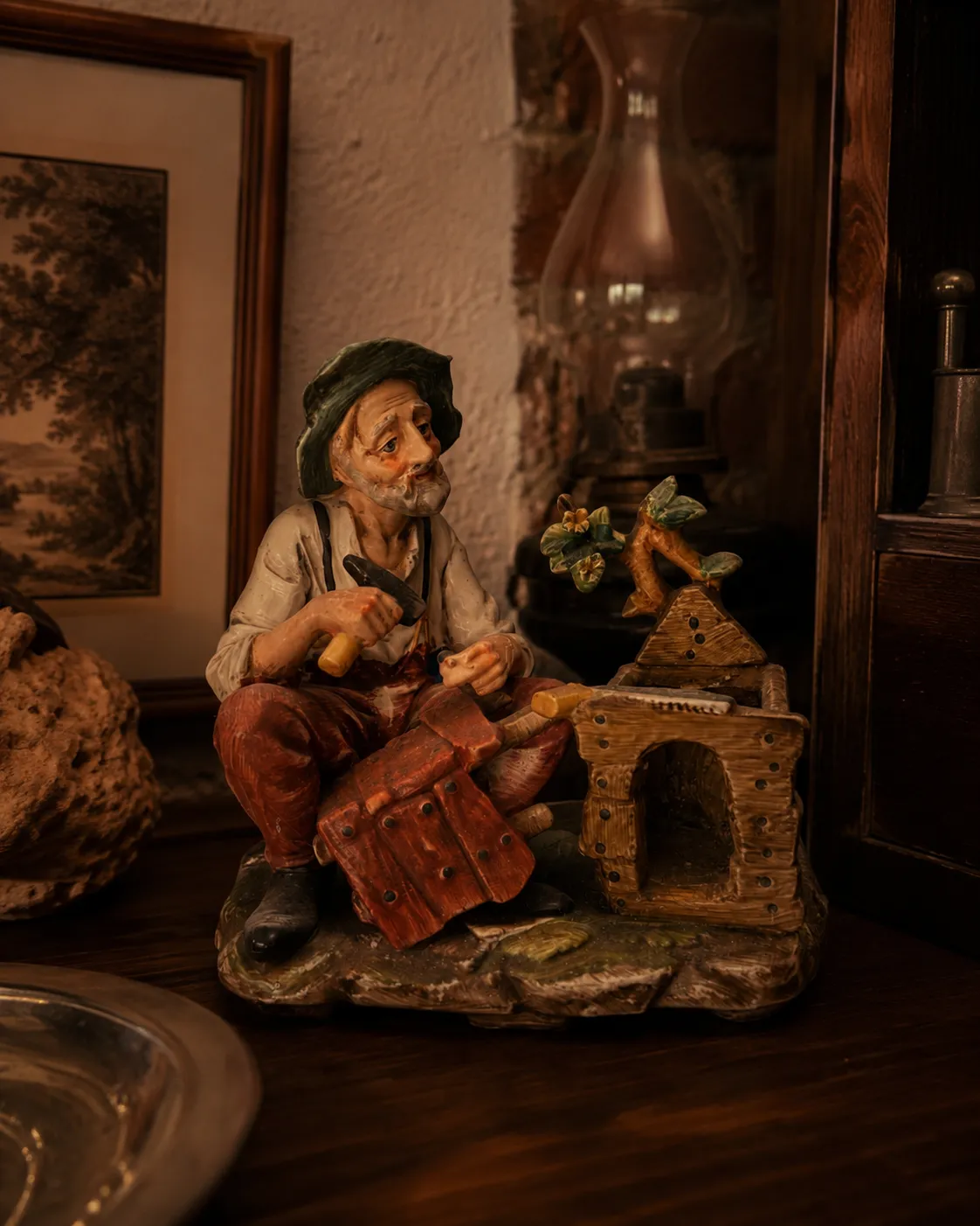 Figura de cerámica de un artesano trabajando